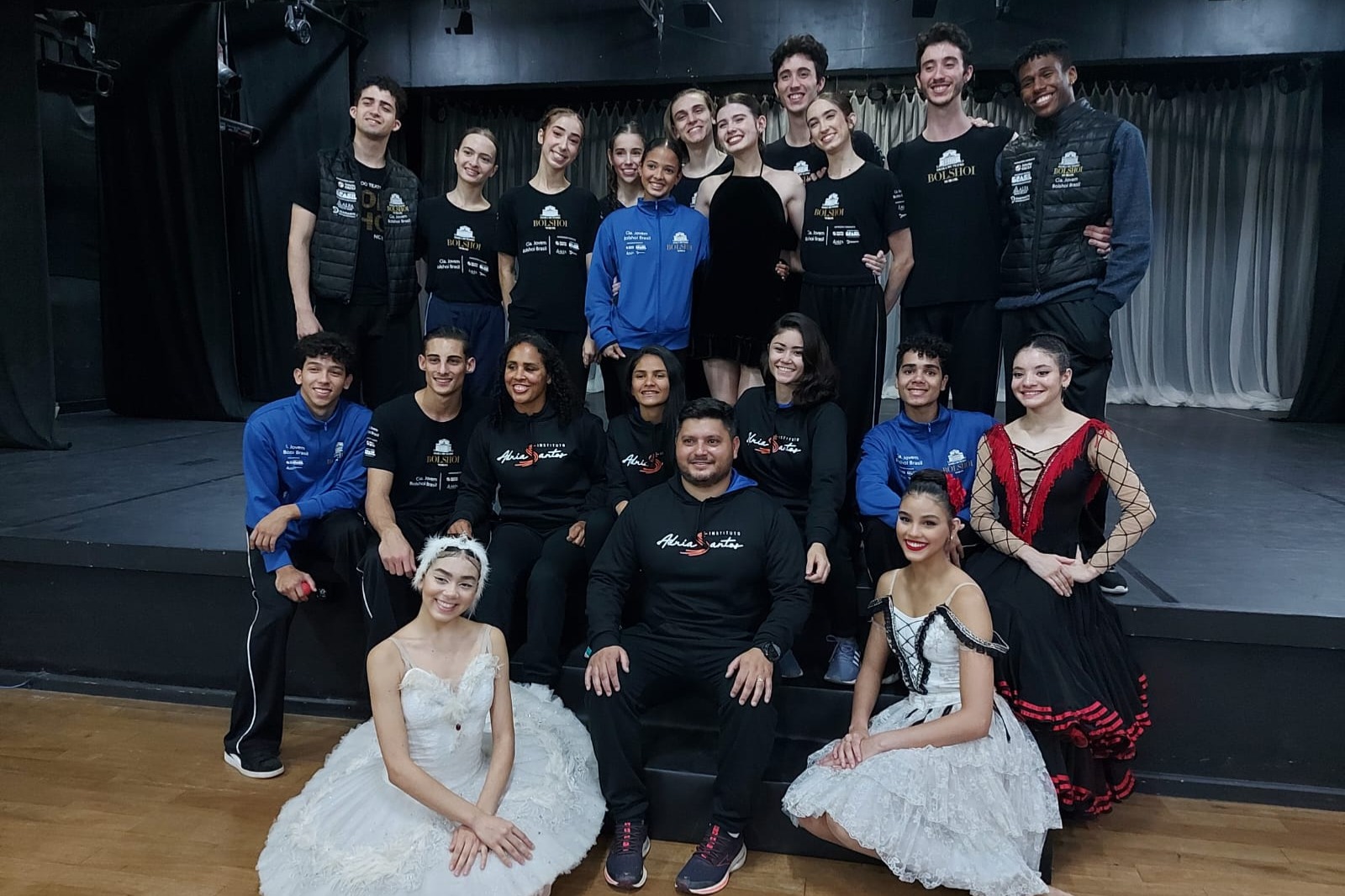 A equipe do Instituto Adria Santos misturada aos alunos da Cia. Jovem da Escola de Teatro Bolshoi