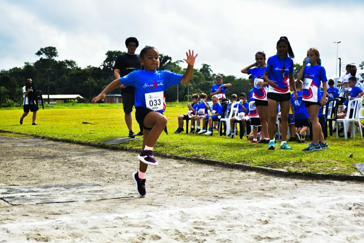A imagem mostra a pequena Aninha correndo em uma das etapas do festival