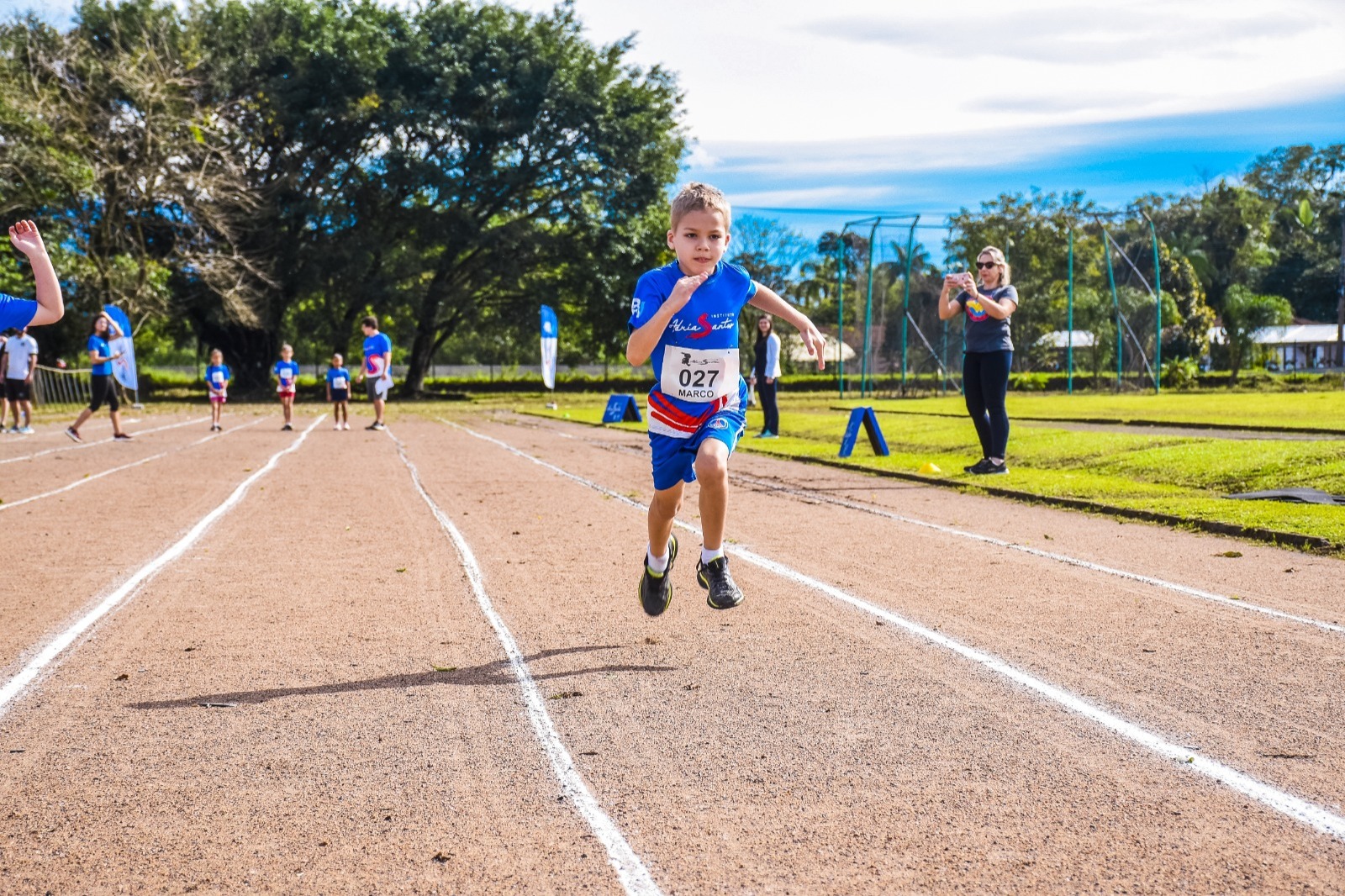 A imagem mostra um dos alunos do Instituto correndo na pista de atletismo da Univille