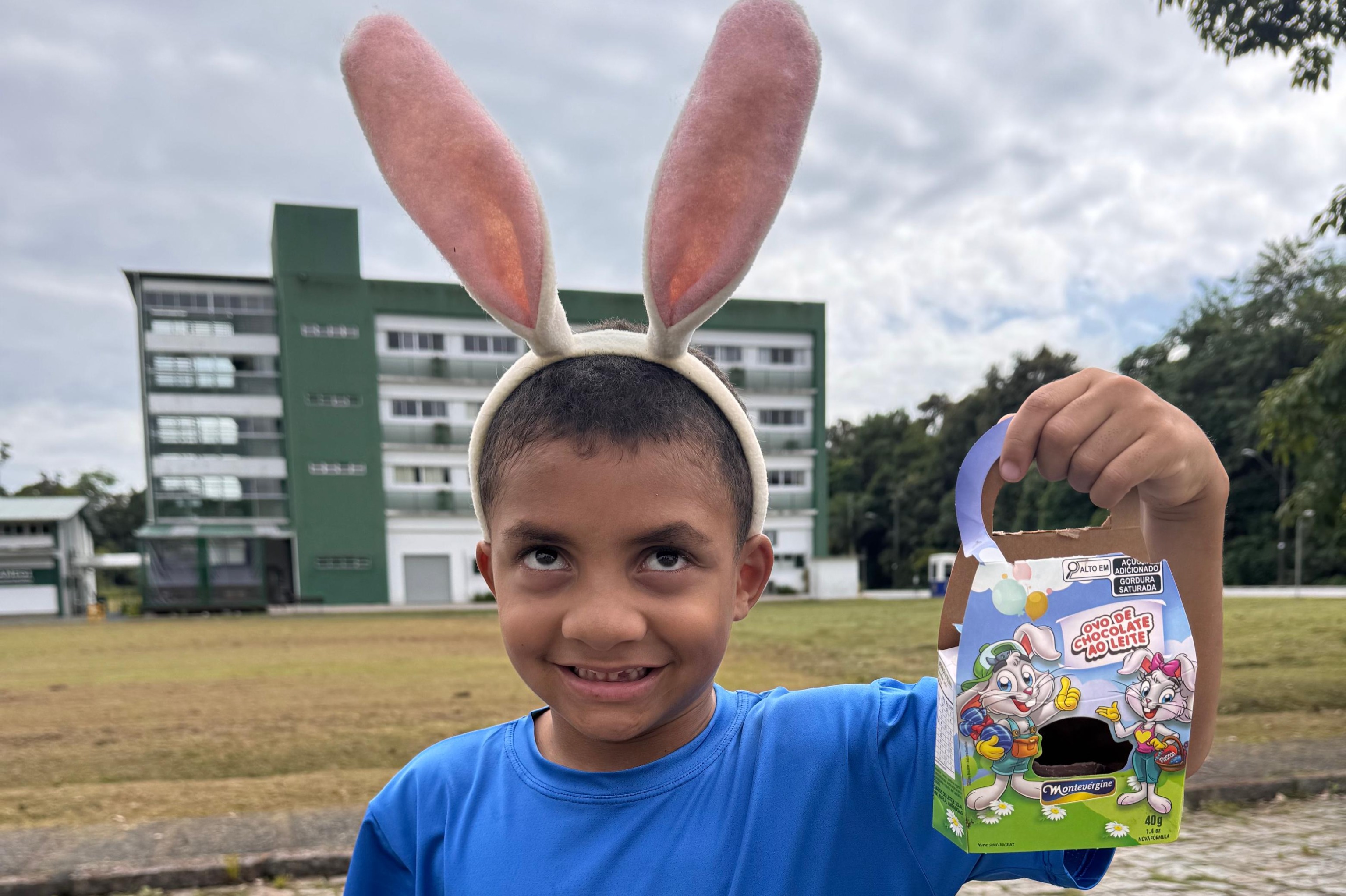 Aluno com seu ovo de páscoa