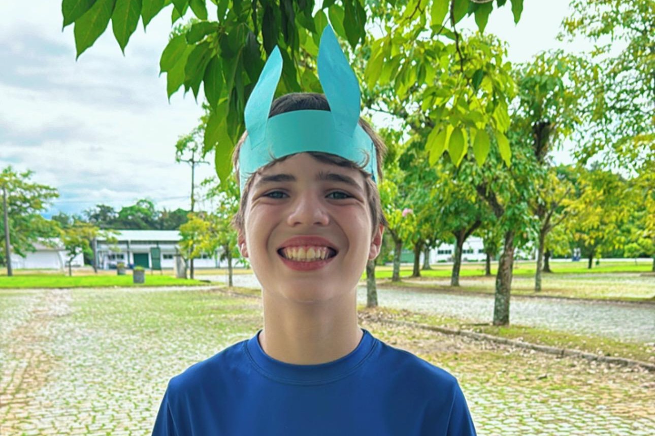 Aluno Nicolas com orelhas de coelhinho.