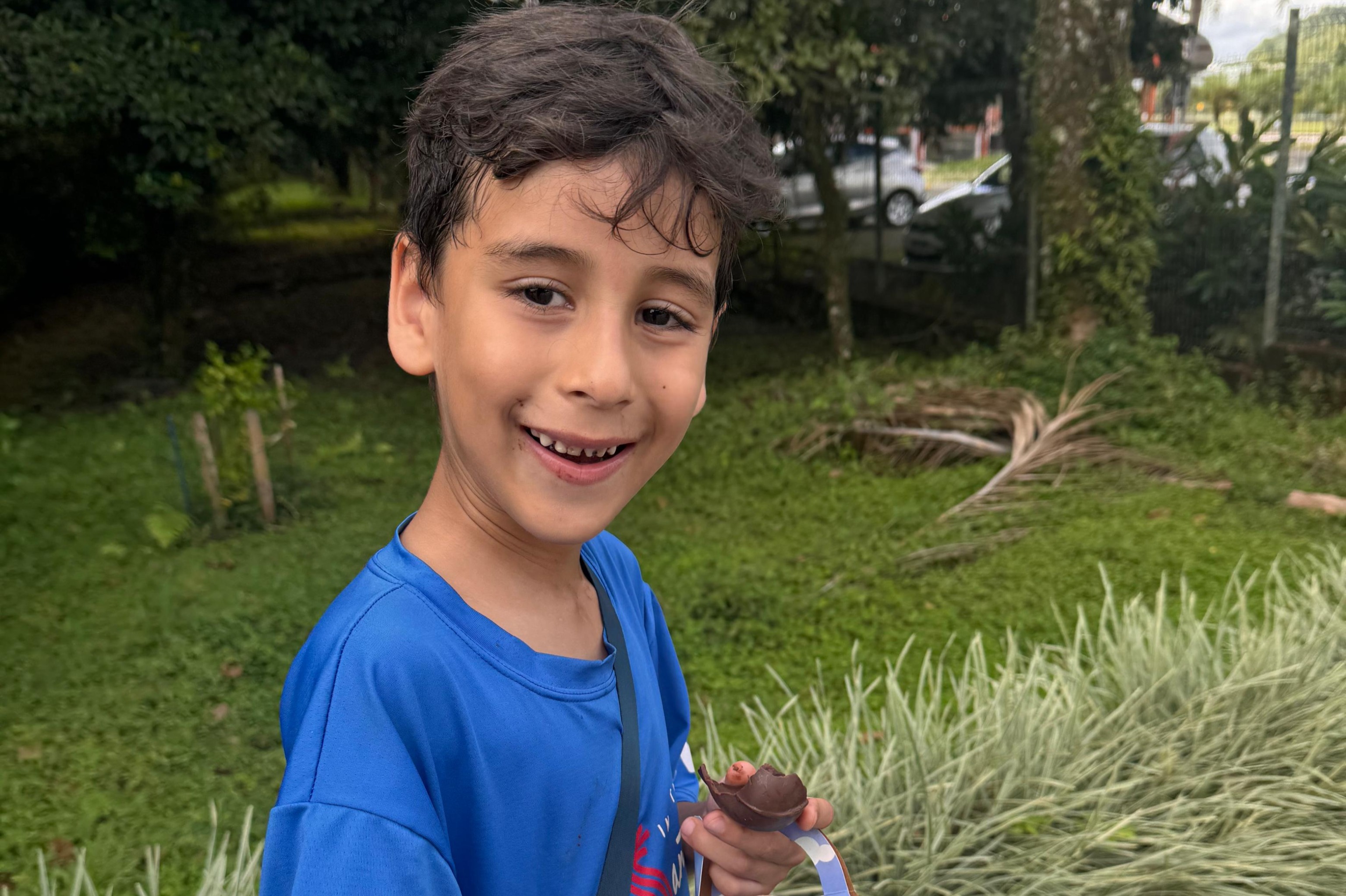 Aluno com seu ovo de páscoa