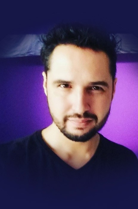 Foto de Sérgio, que tem a cor da pele branca, cabelos escuros e curtos, barba e bigode ralos.