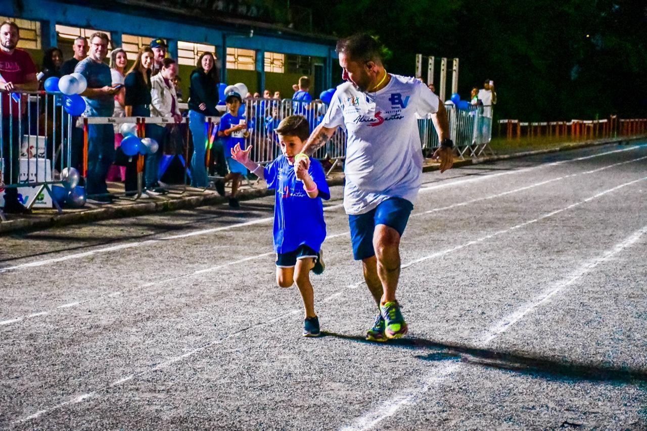 Fisioterapeuta Vinicius e aluno correndo 