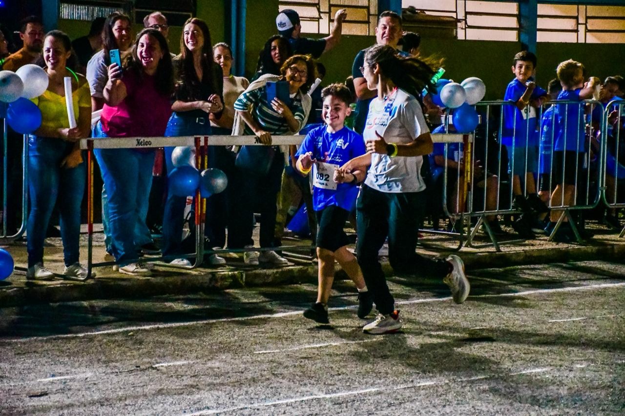 Professora Tabatha e aluno Arthur correndo