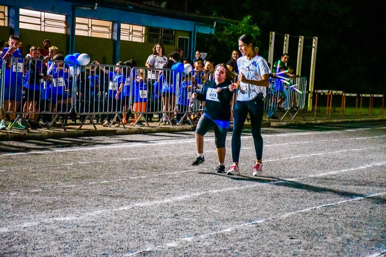 Professora Milena e Aluna Vítoria correndo
