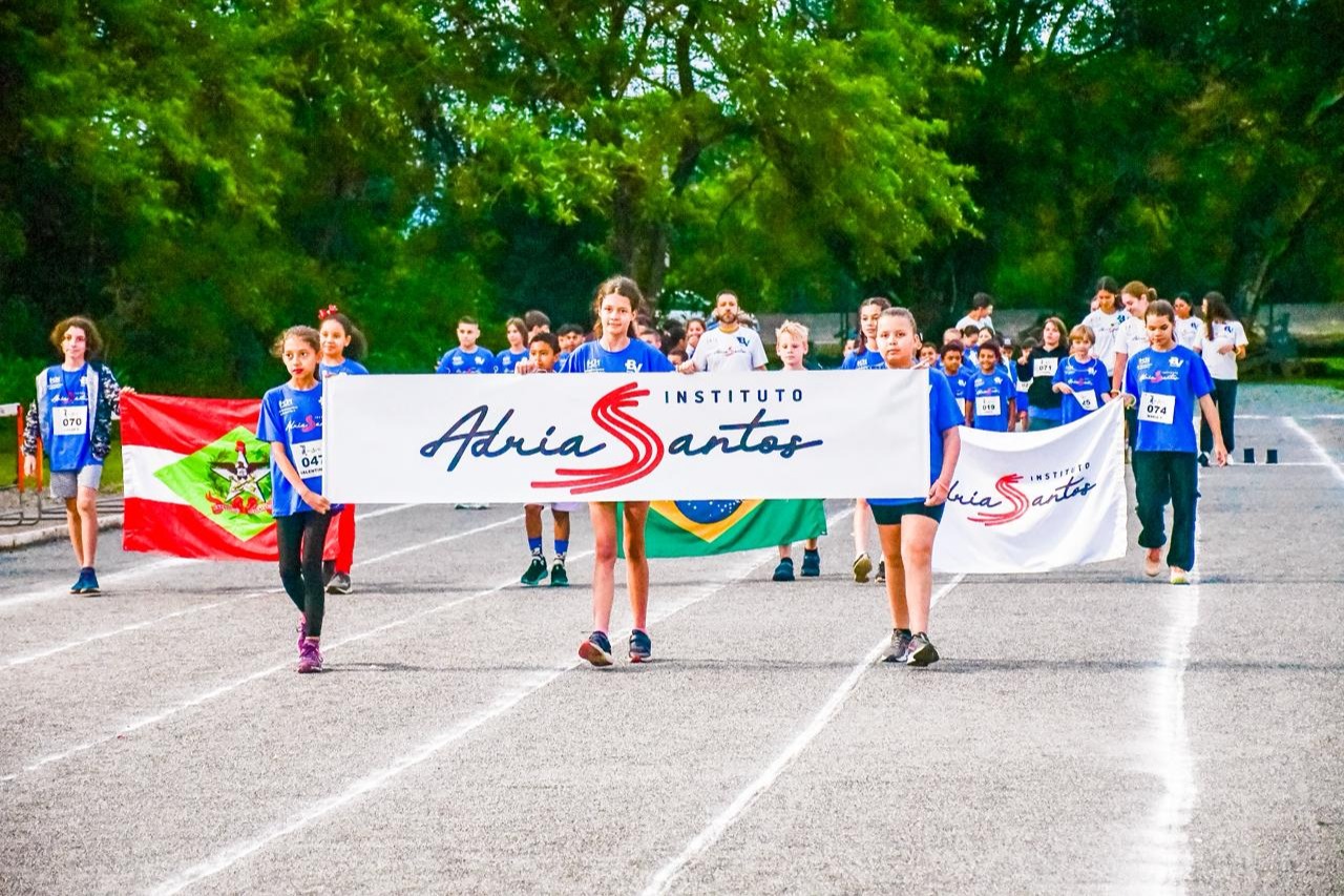 Alunos no desfile de abertura do Festival da Lua