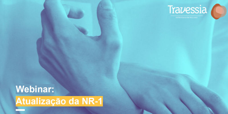 Duas mãos se apoiando, uma sobre a outra, em fundo azul