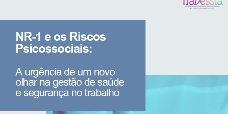 Quadrado azul e fundo cinza com o nome do material "NR01 e os riscos psicossociais"