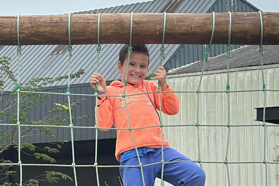 Aluno Benicio em brinquedo na Level Garten