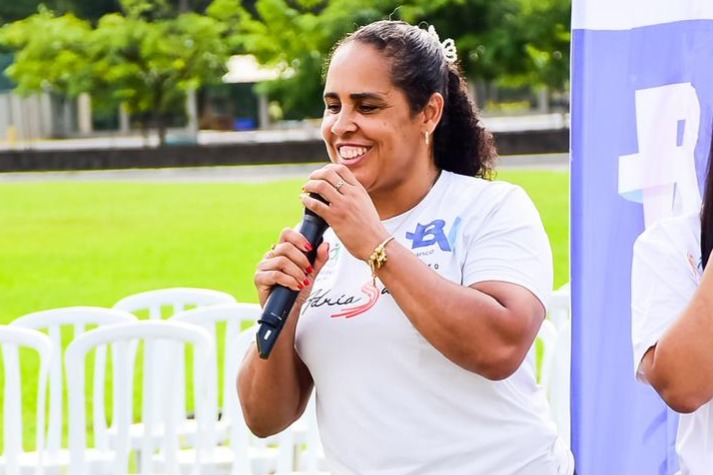Adria Santos abrindo o evento