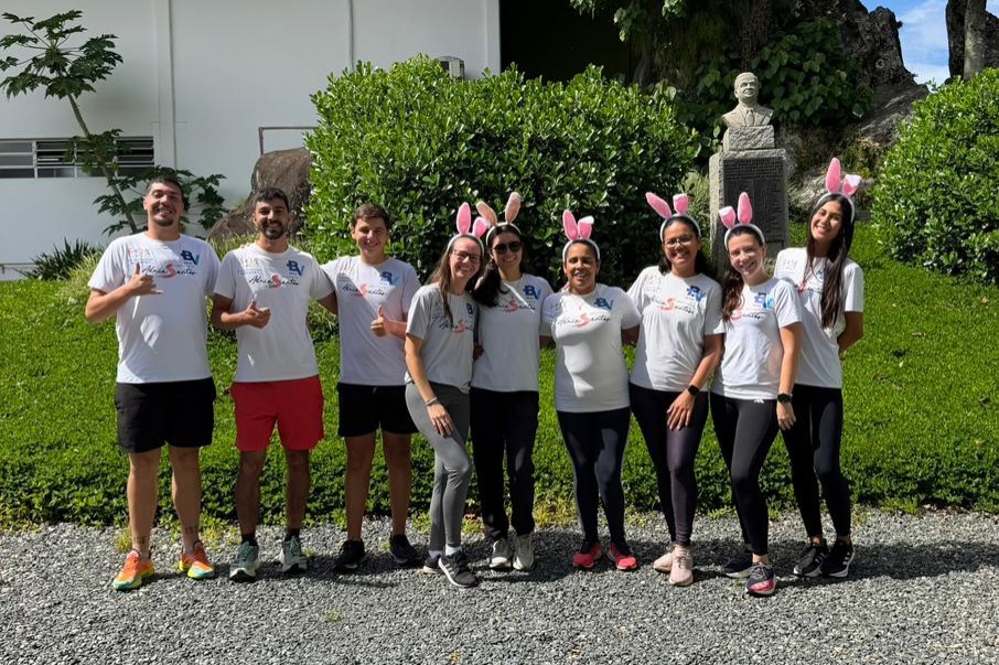 Alunos e professores na Caça aos ovos - Páscoa 2026