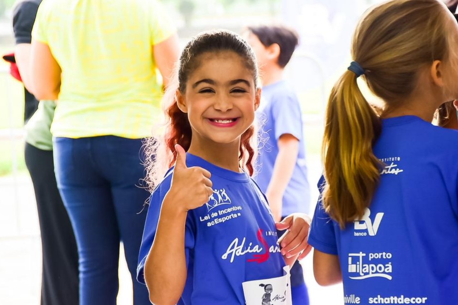 Aluna sorrindo para foto