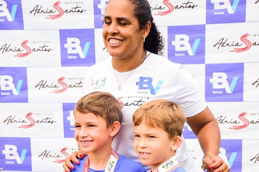 Adria Santos e alunos na premiação 