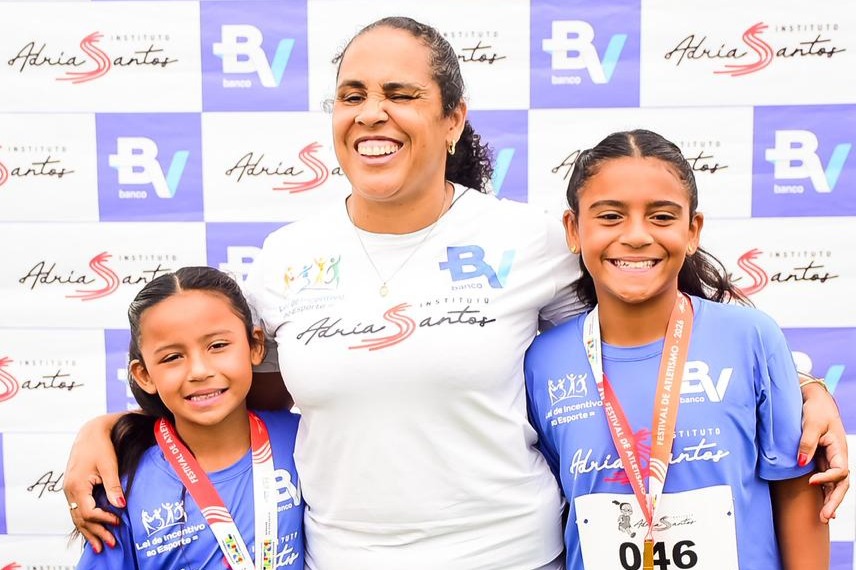 Adria Santos e alunos Valentina e Laura