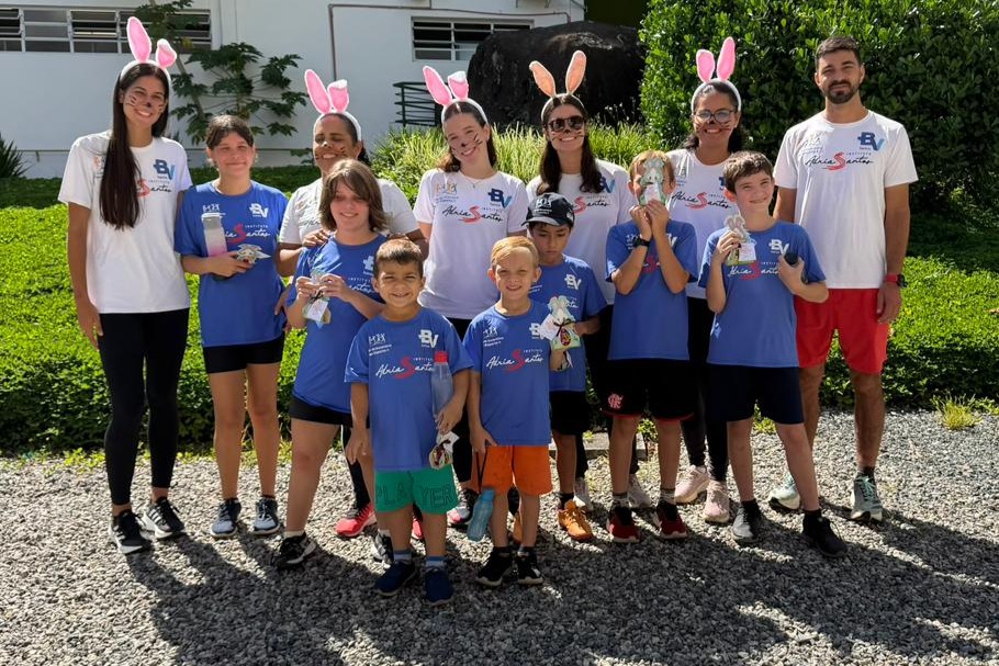 Alunos e professores na Caça aos ovos - Páscoa 2026