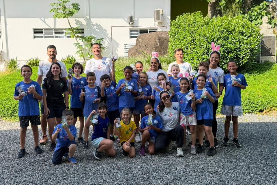 Alunos e professores na Caça aos ovos - Páscoa 2026