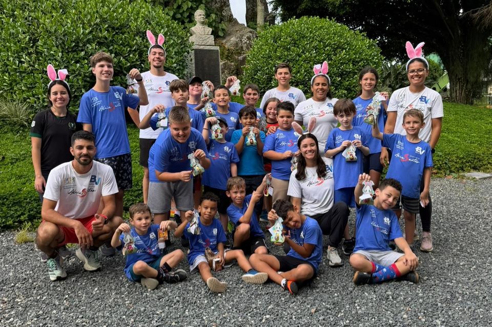 Alunos e professores na Caça aos ovos - Páscoa 2026